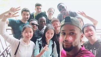 志愿者吃瓜,见证瓜农辛勤，助力乡村振兴