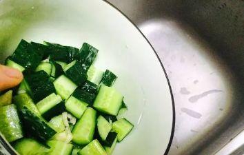 吃瓜可以凉拌吗,吃瓜也能凉拌，清凉一夏的秘诀