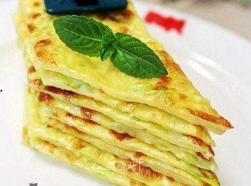 小孩吃角瓜饼,小馋猫的角瓜饼美食之旅