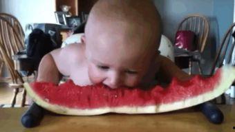 孩子吃瓜可爱瞬间,孩子吃瓜的可爱瞬间