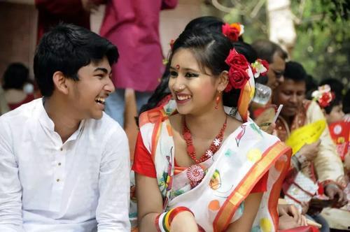 孟加拉妇女吃瓜,瓜果飘香中的生活画卷