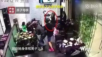 熊孩子吃瓜看戏